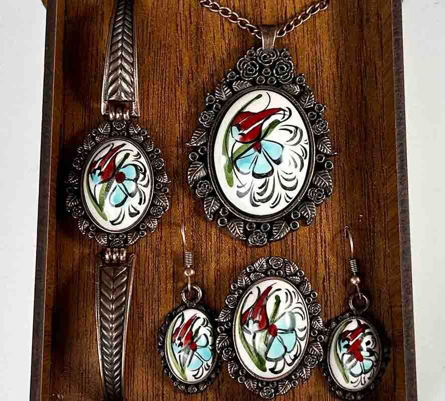 Elegant Handmade Jewelry Set with Tulip and Golden Horn Motifs - A Meeting of History and Art - 1