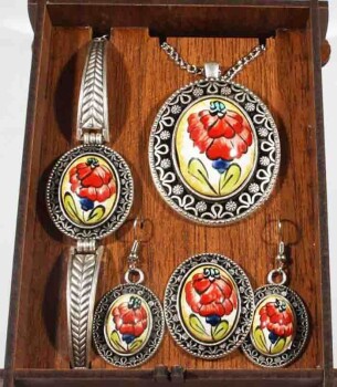 Rose Motif Iznik Jewelry Set, - 1